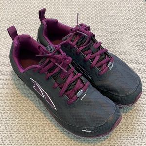 Altra women’s Superior Sneaker size 9